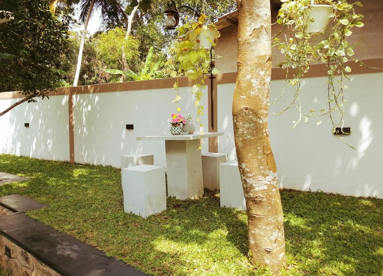 Ceylonima Home Stay Anurâdhapura Extérieur photo